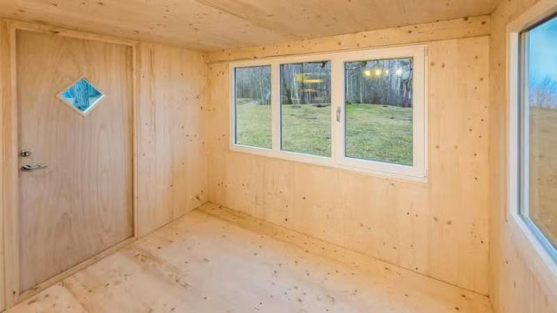 Bên trong ngôi nhà, mọi không gian đều được tận dụng hợp lý, đồ nội thất cũng thiết kế thông minh để tiết kiệm diện tích.