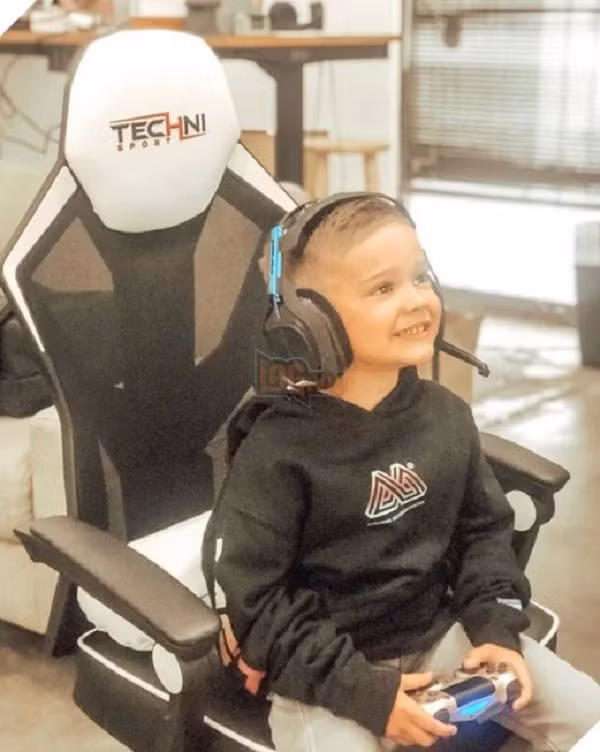 Rogan bắt đầu làm quen với các tựa game từ khi cậu bé mới chỉ lên 3, nhưng chừng đó năm là đủ để Rogan lấy top 1 trên Warzone. Nhiều người cho rằng việc trở thành tuyển thủ nhỏ tuổi nhất đến với Esports có lẽ chỉ còn là vấn đề thời gian với Rogan.