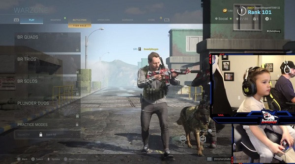 Thao tác tay khi chơi game của Rogan nhanh thoăn thoắt, cứ bật ngắm là headshot, cùng với cách xử lý game chẳng kém game thủ chuyên nghiệp.