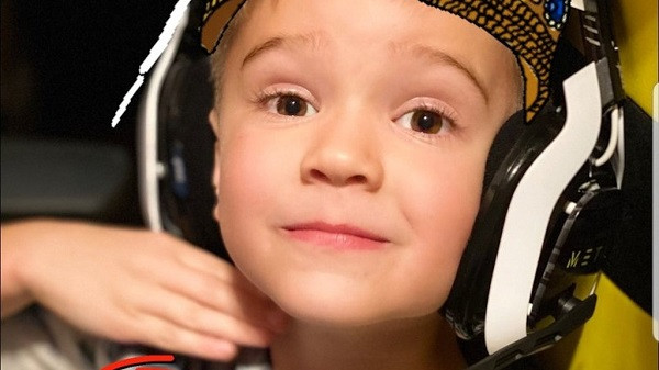 Tuy nhiên cũng có một số ý kiến trái chiều nhận định việc Rogan tỏ ra chuyên nghiệp với game từ quá sớm chưa hẳn là dấu hiệu tích cực. Một game thủ mới 5 tuổi tiếp xúc với tựa game bắn súng và có phần mang tính bạo lực là điều không nên chút nào.