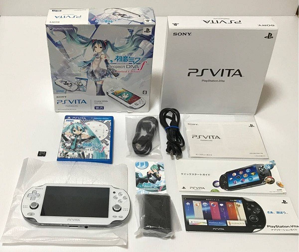 Chiếc PS Vita hiếm hoi phiên bản Hatsuni Miku chỉ được phát hành tại Nhật Bản. Không chỉ có vỏ máy bên ngoài được thiết kế dành riêng cho Hatsuni Miku, các phần mềm cũng được thay đổi theo đúng chủ đề của tựa game nổi tiếng.