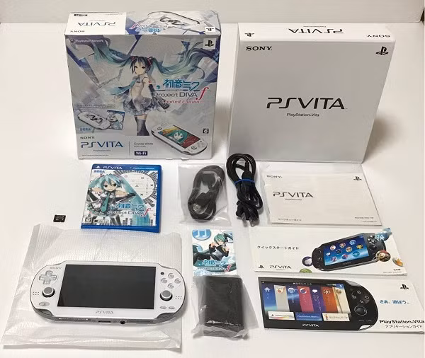 Chiếc PS Vita hiếm hoi phiên bản Hatsuni Miku chỉ được phát hành tại Nhật Bản. Không chỉ có vỏ máy bên ngoài được thiết kế dành riêng cho Hatsuni Miku, các phần mềm cũng được thay đổi theo đúng chủ đề của tựa game nổi tiếng.