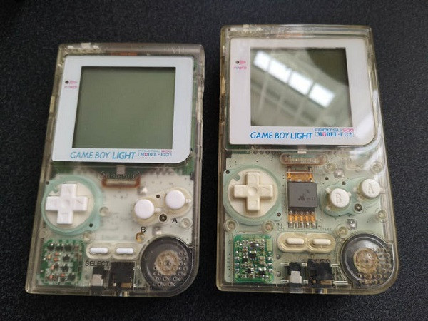 Game Boy Light là một trong những chiếc máy chơi game hiếm nhất thế giới, chỉ có 5500 máy được sản xuất ở Nhật. Với thiết kế vỏ nhựa trong suốt độc đáo, đèn nền cho phép người chơi sử dụng máy ở độ sáng thấp, hiện nó được bán với giá 250 USD (khoảng 5,8 triệu đồng)..