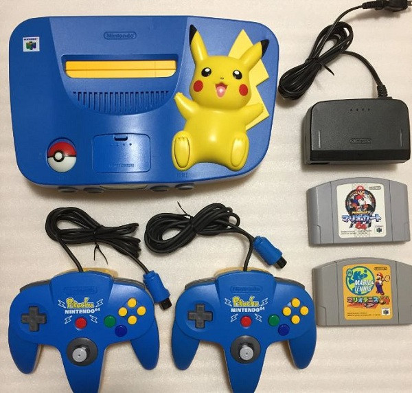 Fan của Pokemon hẳn sẽ thích mê khi nhận được bộ chơi game này, tuy nhiên có một sự thật là không dễ để bạn mua được nó. Pikachu Nintendo 64 cháy hàng từ những ngày đầu ra mắt, bạn sẽ phải chi tới 500 USD (khoảng 11,6 triệu đồng) để được nhìn thấy cặp má hồng nhấp nháy đáng yêu của Pikachu.