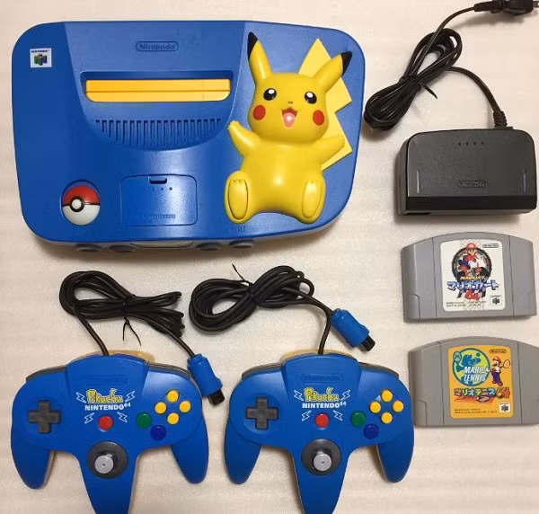 Fan của Pokemon hẳn sẽ thích mê khi nhận được bộ chơi game này, tuy nhiên có một sự thật là không dễ để bạn mua được nó. Pikachu Nintendo 64 cháy hàng từ những ngày đầu ra mắt, bạn sẽ phải chi tới 500 USD (khoảng 11,6 triệu đồng) để được nhìn thấy cặp má hồng nhấp nháy đáng yêu của Pikachu.