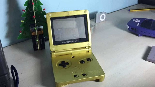 7 chiếc Game Boy dát vàng sẽ thuộc về 7 người may mắn trúng vé vàng được giấu trong gói game của Nintendo hoặc trong một bộ Game Boy Advance SP. Chính vì khan hiếm đến vậy mà chiếc Game Boy này có giá bán lại lên tới 20.000 USD (khoảng 465 triệu đồng).