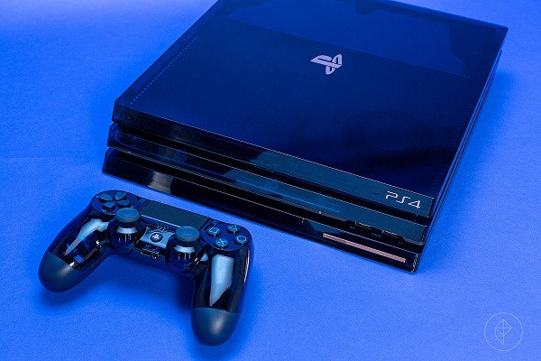 Để ăn mừng chiếc PlayStation thứ 500 triệu được bán ra, PS đã cho ra đời PS4 Pro 500 Million Edition xanh navy cực cool này. Máy được trang bị vỏ nhựa trong màu xanh, ổ cứng 2TB, giá đỡ và một chiếc camera PlayStation, hiện có giá 720 USD (khoảng 16,7 triệu đồng).