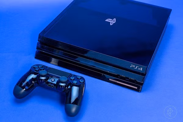 Để ăn mừng chiếc PlayStation thứ 500 triệu được bán ra, PS đã cho ra đời PS4 Pro 500 Million Edition xanh navy cực cool này. Máy được trang bị vỏ nhựa trong màu xanh, ổ cứng 2TB, giá đỡ và một chiếc camera PlayStation, hiện có giá 720 USD (khoảng 16,7 triệu đồng).
