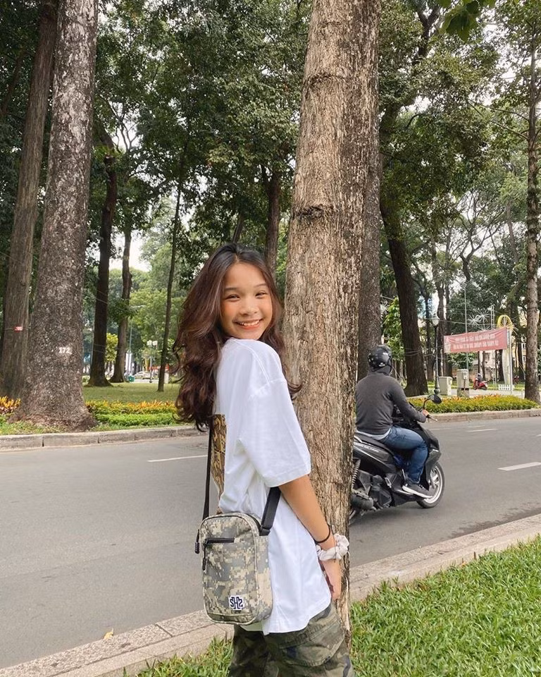 Nữ Youtuber nhí đăng tải những vlog thể hiện mình là một "dân chơi" chính hiệu khi tự gọi tài xế công nghệ đưa đi học, ăn sáng ở quán nổi tiếng, tan học có thể đến trung tâm thương mại giải trí và mua sắm thời trang ở các thương hiệu nổi tiếng,...