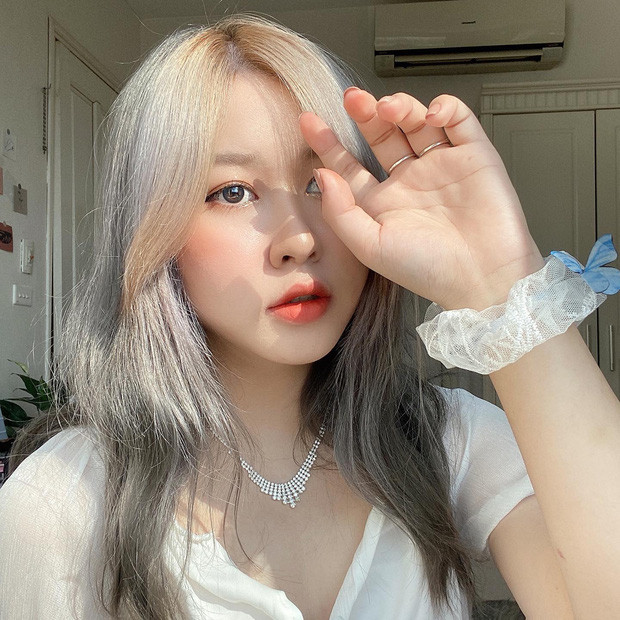 Bố mẹ của Kiều Chinh chỉ là những người lao động chân tay bình thường, khi thấy cô con gái chi tiêu 50 triệu/tháng họ cũng không ý kiến gì, thậm chí luôn ủng hộ hết mình và chỉ cần thấy Kiều Chinh có một cuộc sống thoải mái nhất, vui vẻ nhất là được. Mời quý độc giả đón xem thêm video "Củ tỏi" Tiến Dũng nhận nút bạc Youtube - Nguồn: KÊNH VTC1