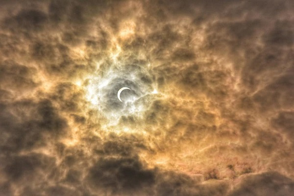 Tại Đà Nẵng, nhật thực một phần bắt đầu lúc 13h30, đạt cực đại lúc 15h04 với tỷ lệ che phủ là 56%. Tại TPHCM bắt đầu từ 13h37, đạt cực đại lúc 15h05 với tỷ lệ che phủ chỉ đạt 36%, kết thúc vào 16h18.