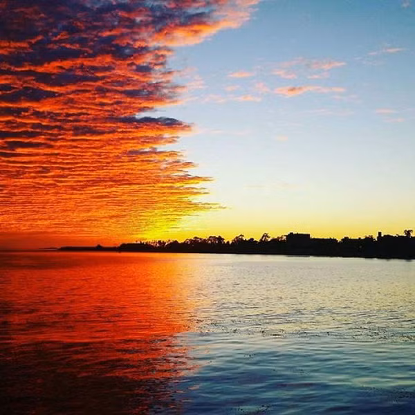 Có lẽ chỉ những người may mắn mới có cơ hội chiêm ngưỡng khoảnh khắc hoàng hôn trên biển lung linh như sản phẩm của photoshop.