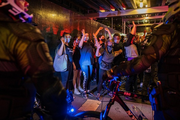 Tranh cai ve chien thuat quay kin dam dong cua canh sat My