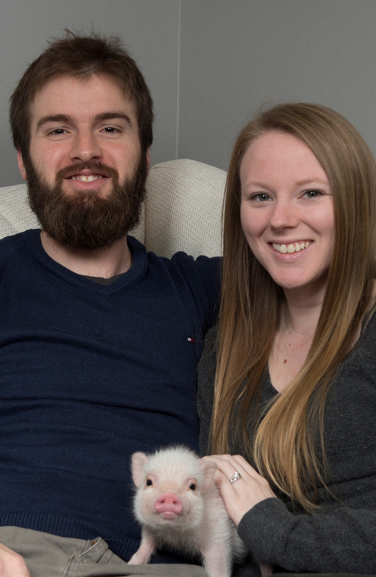 ''Anh bạn của tôi ra đi khi đang nằm trên giường, bố và mẹ đã ôm rồi thì thầm rằng họ yêu cậu rất nhiều. Chúng tôi ước rằng có thể sống cùng với Hank thêm 1 thập kỷ nữa'', chủ nhân của chú lợn Hank chia sẻ.