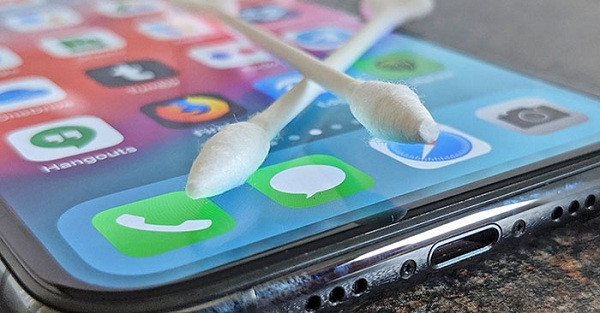 Các ổ loa nhỏ nên vệ sinh bằng đầu tăm hoặc đầu thổi bụi siêu nhỏ.