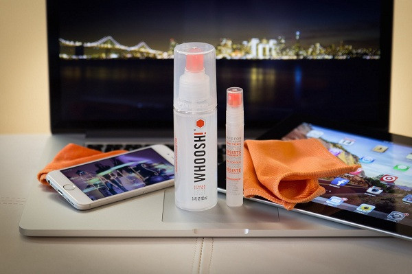  Tuyệt đối không dùng chất tẩy: Nước tẩy trang hay các loại chất tẩy không nên dùng để vệ sinh điện thoại. Ngoài khăn microfiber chuyên dụng, dụng cụ được khuyên dùng để làm sạch các vết bẩn như phấn trang điểm, son môi trên điện thoại là dung dịch làm sạch không mùi đảm bảo an toàn của Whoosh.