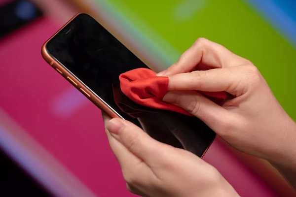 Tuy nhiên hãy lưu ý đến cổng sạc vì bạn cần làm chúng khô ráo. Bạn cũng cần lau sạch hoàn toàn chiếc điện thoại bằng khăn khô, bảo đảm các cổng kết nối, lỗ loa hoàn toàn không còn ẩm.