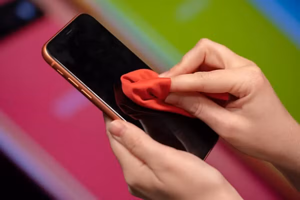 Tuy nhiên hãy lưu ý đến cổng sạc vì bạn cần làm chúng khô ráo. Bạn cũng cần lau sạch hoàn toàn chiếc điện thoại bằng khăn khô, bảo đảm các cổng kết nối, lỗ loa hoàn toàn không còn ẩm.