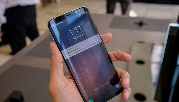  Vệ sinh dấu vân tay trên màn hình: Da tay luôn tiết mồ hôi khiến vân tay dễ dàng bị bám lại trên màn hình mỗi khi bạn sử dụng. Cách đơn giản nhất lau sạch dấu vân tay bám trên màn hình, mặt lưng và cạnh bên là dùng khăn microfiber đã làm ẩm để vệ sinh điện thoại. Ngoài ra, bạn có thể sử dụng miếng dán hút bụi cũng là sự lựa chọn không tồi.