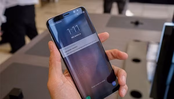  Vệ sinh dấu vân tay trên màn hình: Da tay luôn tiết mồ hôi khiến vân tay dễ dàng bị bám lại trên màn hình mỗi khi bạn sử dụng. Cách đơn giản nhất lau sạch dấu vân tay bám trên màn hình, mặt lưng và cạnh bên là dùng khăn microfiber đã làm ẩm để vệ sinh điện thoại. Ngoài ra, bạn có thể sử dụng miếng dán hút bụi cũng là sự lựa chọn không tồi.