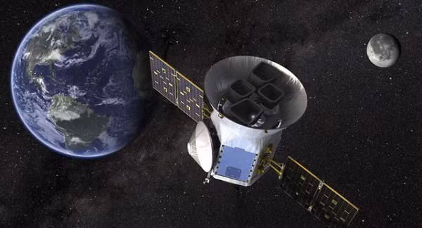 Năm 2017, NASA quan sát được một nhóm các hành tinh thuộc "vùng có thể sinh sống" với kích cỡ bằng Trái Đất xoay quanh một ngôi sao tên Trappist-1. Đến tháng 2/2018, NASA lại phát hiện 95 ngoại hành tinh mới nằm ngoài Hệ Mặt trời với hình dạng, kích cỡ và tiềm năng sự sống giống Trái Đất.