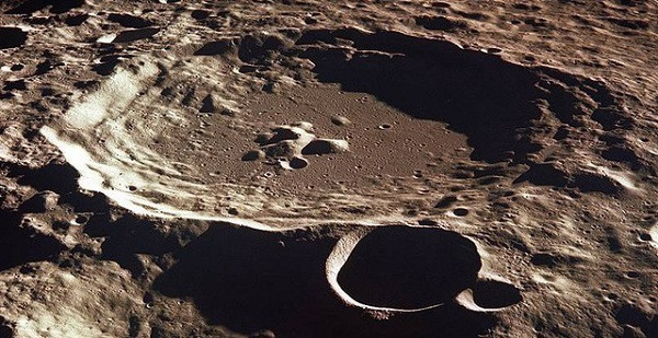 Một trong những bí mật vũ trụ mà nhiều người chưa biết: Mặt Trăng có nhiều nước hơn chúng ta tưởng. Bằng cách sử dụng quang phổ kế hiện đại, đo lường ánh sáng phản chiếu trên bề mặt Mặt Trăng cũng như dữ liệu từ vệ tinh các chuyên gia đánh giá rằng có thể có một lượng lớn nước tồn tại sâu bên dưới Mặt Trăng.