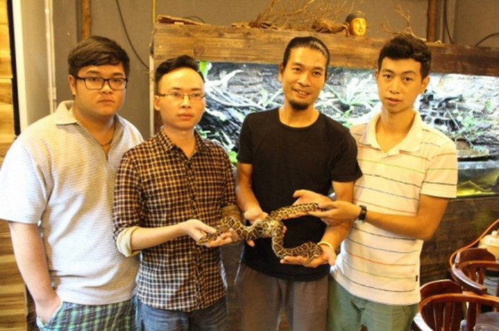 Điều trùng hợp là chú trăn này cũng là một sản phẩm được mua trực tiếp từ Campuchia. Có vẻ như đất nước này rất có duyên với những loài động vật kì dị.