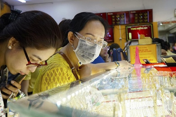 Nhà đầu tư vàng có thể mua ở thời điểm này và chờ cơ hội tăng giá đến đầu quý III. Ảnh: T.L.