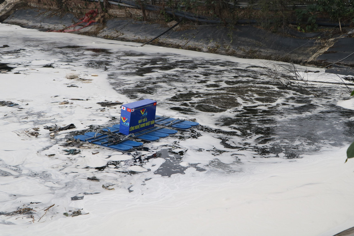 "Không phải cứ sục khí đưa oxy vào bằng máy sục khí thông thường là khử được mùi hôi thối mà mấu chốt nằm ở chỗ chúng ta đưa oxy vào nhưng oxy đó phải tồn tại lâu được trong nước và dưới tầng đáy thì mới phân hủy được các khí gây ra mùi ở trên", cán bộ kỹ thuật JVE Group chia sẻ.