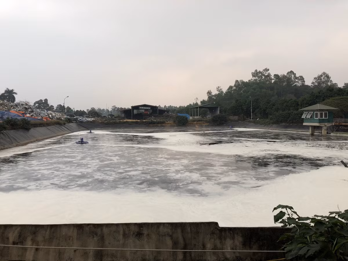 Máy sục khí thông thường sẽ chỉ tạo ra bọt khí to (đường kính từ 1~2mm) tồn tại khoảng 5 giây là nổi lên mặt nước và vỡ ra. Do vậy, bọt khí oxy thông thường không tồn tại được lâu trong nước và ở dưới đáy được nên không gặp và không phản ứng được với các khí gây ra mùi thôi hối trong nước rỉ rác.