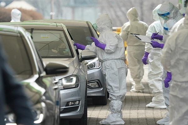 Ngay khi Covid-19 bùng phát, Hàn Quốc tiến hành xét nghiệm trên diện rộng với kết quả trả về chỉ sau vài giờ. Những bộ dụng cụ có độ chính xác trên 95% được sử dụng để xét nghiệm virus corona cho hơn 140.000 người, trong đó miễn phí xét nghiệm cho những người được bác sĩ chỉ định hoặc biểu hiện nhiễm bệnh.