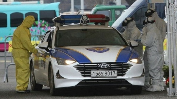 Với các trường hợp phát hiện dương tính Covid-19, chính quyền cũng thu thập và xử lý dữ liệu lớn từ nhiều nguồn: camera công cộng, GPS từ điện thoại thông minh và xe hơi, lịch sử giao dịch thẻ tín dụng,... Sau đó công khai dữ liệu này để người dân chủ động đi xét nghiệm nếu nghĩ mình có khả năng nhiễm bệnh.