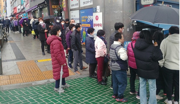 Không phong tỏa diện rộng, cũng không hạn chế người dân đi lại theo bước Vũ Hán, mô hình khống chế dịch của Hàn Quốc hướng tới sự minh bạch, tính hợp tác và hơn hết là kết nối cộng đồng với các ứng dụng khoa học công nghệ tiên tiến.