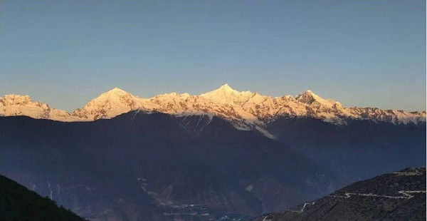 Xiaomi Mi 10 Pro dùng để đo lại độ cao Everest được trang bị hệ thống 4 camera tiên tiến bao gồm camera chính 108MP với ống kính zoom quang kỹ thuật số 10X/ 50x, ống kính chân dung chuyên dụng và ống kính góc rộng.