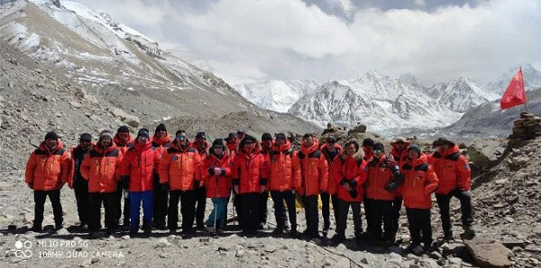 Núi Everest đã bị đóng cửa đối với các nhà thám hiểm do đại dịch COVID-19 bùng phát. Tuy nhiên, gần đây Trung Quốc đã mở phía Tây Tạng cho một đội thám hiểm gồm 30 người leo lên chinh phục đỉnh núi ở độ cao 8.848 mét.