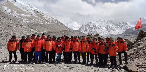 Núi Everest đã bị đóng cửa đối với các nhà thám hiểm do đại dịch COVID-19 bùng phát. Tuy nhiên, gần đây Trung Quốc đã mở phía Tây Tạng cho một đội thám hiểm gồm 30 người leo lên chinh phục đỉnh núi ở độ cao 8.848 mét.