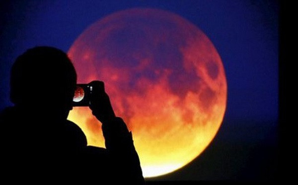 "Siêu trăng" là cụm từ được đặt vào năm 1979 bởi các nhà khoa học của NASA. Hiện tượng Siêu Trăng xảy ra khi trăng tròn và mặt trăng ở vị trí gần Trái Đất nhất, cũng là thời điểm người quan sát thấy siêu trăng rõ nhất.