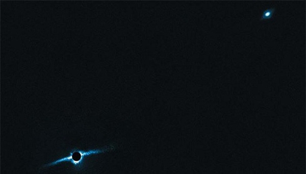 Sự hình thành của hành tinh Hd 106906 đến nay vẫn là một bí ẩn. Hành tinh nằm trong chòm Nam Thập Tự cách Trái Đất 300 năm ánh sáng này quay quanh một ngôi sao cách nó 96 tỷ km, gấp 20 lần khoảng cách giữa Mặt Trời và sao Hải Vương.