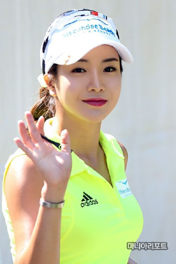 Cô gia nhập hệ thống KLPGA Tour năm 2009, và thành tích chuyên nghiệp không có gì nổi bật. Trước đó, Shin Ae Ahn từng giành chức vô địch ở nhiều giải golf nghiệp dư.