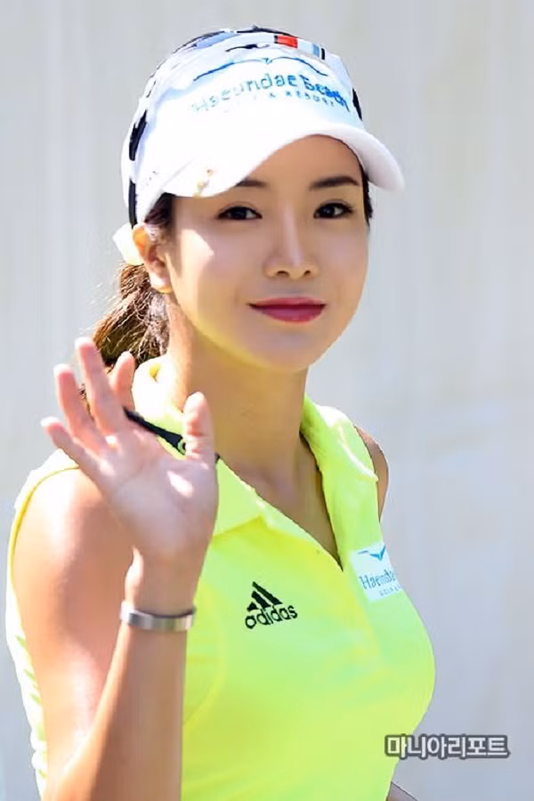 Cô gia nhập hệ thống KLPGA Tour năm 2009, và thành tích chuyên nghiệp không có gì nổi bật. Trước đó, Shin Ae Ahn từng giành chức vô địch ở nhiều giải golf nghiệp dư.