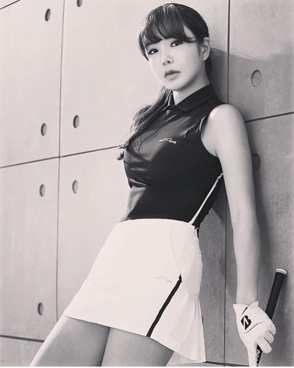 Tờ Chosun của Hàn Quốc cho biết, "Thánh nữ" Shin Ae Ahn cũng là VĐV thể thao nước ngoài được tìm kiếm trên mạng nhiều nhất Nhật Bản.