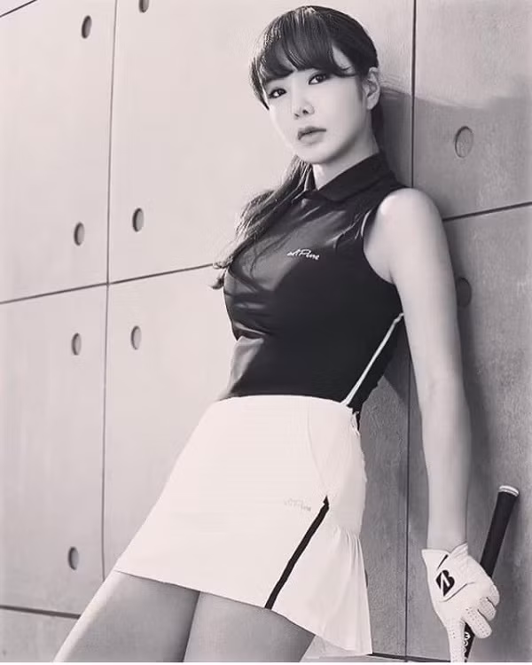 Tờ Chosun của Hàn Quốc cho biết, "Thánh nữ" Shin Ae Ahn cũng là VĐV thể thao nước ngoài được tìm kiếm trên mạng nhiều nhất Nhật Bản.