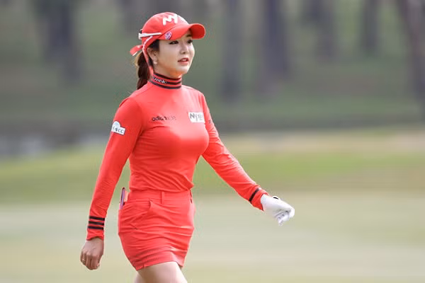 Nữ golf thủ sinh năm 1990 sở hữu nhan sắc cực kỳ xinh đẹp, thân hình quyến rũ cùng nụ cười "đốn tim" bao cánh mày râu.