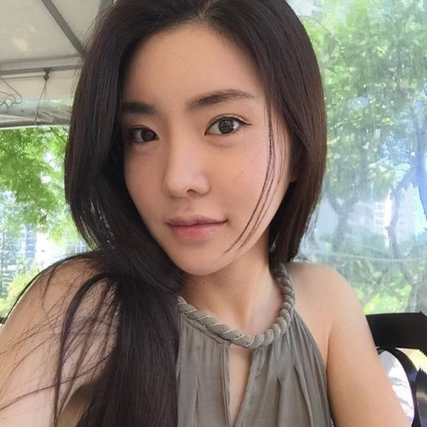 Nữ golf thủ xứ Hàn thường chia sẻ hình ảnh cuộc sống đời thường, giải trí với golf, tham gia một số giải đấu nghiệp dư hay những tấm hình sexy hút mắt người xem.