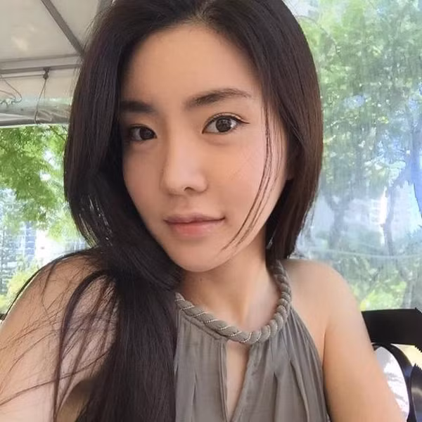 Nữ golf thủ xứ Hàn thường chia sẻ hình ảnh cuộc sống đời thường, giải trí với golf, tham gia một số giải đấu nghiệp dư hay những tấm hình sexy hút mắt người xem.