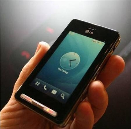 iPhone vẫn được nhiều người xem là chiếc smartphone mở màn cho trào lưu thiết kế màn hình cảm ứng, tuy nhiên trên thực tế trước khi iPhone ra mắt một năm, LG đã cho trình làng KE850 Prada (2006), chiếc điện thoại di động màn hình cảm ứng điện dung đầu tiên. Trước KE850, dĩ nhiên đã có những chiếc điện thoại cảm ứng khác nhưng là cảm ứng điện trở, sử dụng với bút stylus.