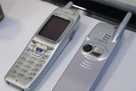 Sở dĩ Sharp J-SH04 (2000) nằm trong danh sách những điện thoại làm thay đổi thế giới vì đây là chiếc điện thoại di động đầu tiên được tích hợp camera. Dù camera trên sản phẩm chỉ có độ phân giải 0.1 megapixel, tuy nhiên vào thời điểm những năm đầu 2000 thì đó cũng là một bước tiến lớn về công nghệ.