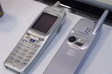 Sở dĩ Sharp J-SH04 (2000) nằm trong danh sách những điện thoại làm thay đổi thế giới vì đây là chiếc điện thoại di động đầu tiên được tích hợp camera. Dù camera trên sản phẩm chỉ có độ phân giải 0.1 megapixel, tuy nhiên vào thời điểm những năm đầu 2000 thì đó cũng là một bước tiến lớn về công nghệ.