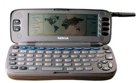 "Smartphone" (điện thoại thông minh) còn chưa xuất hiện vào thời điểm năm 1996. Nokia N9000 hoạt động trên nền tảng GEOS và sử dụng bộ vi xử lý 24 MHz i386 của Intel. Điểm nhấn ấn tượng của sản phẩm đó là thiết kế dạng gập, mà khi mở ra là bàn phím QWERTY. Đây là chiếc điện thoại được trang bị bàn phím dạng đầy đủ này, ngay cả trước khi BlackBerry, vốn nổi tiếng với sản phẩm bàn phím QWERTY, ra mắt sản phẩm đầu tiên của mình.