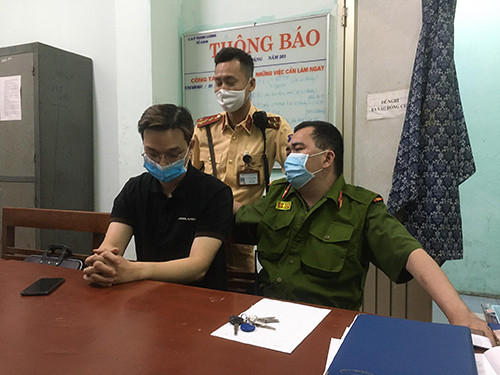 Truc chot kiem dich COVID-19, cong an ngan can kip thoi thanh nien dinh nhay cau Vinh Tuy-Hinh-3